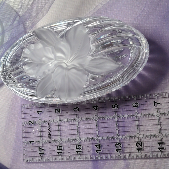 Crystal covered dish Lilly etched on top lid jewelry or keepsake good condition - Picture 5 of 7
